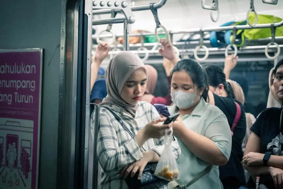 Cạm bẫy vay trực tuyến: Người lao động trẻ Indonesia mắc kẹt trong vòng xoáy nợ kỹ thuật số