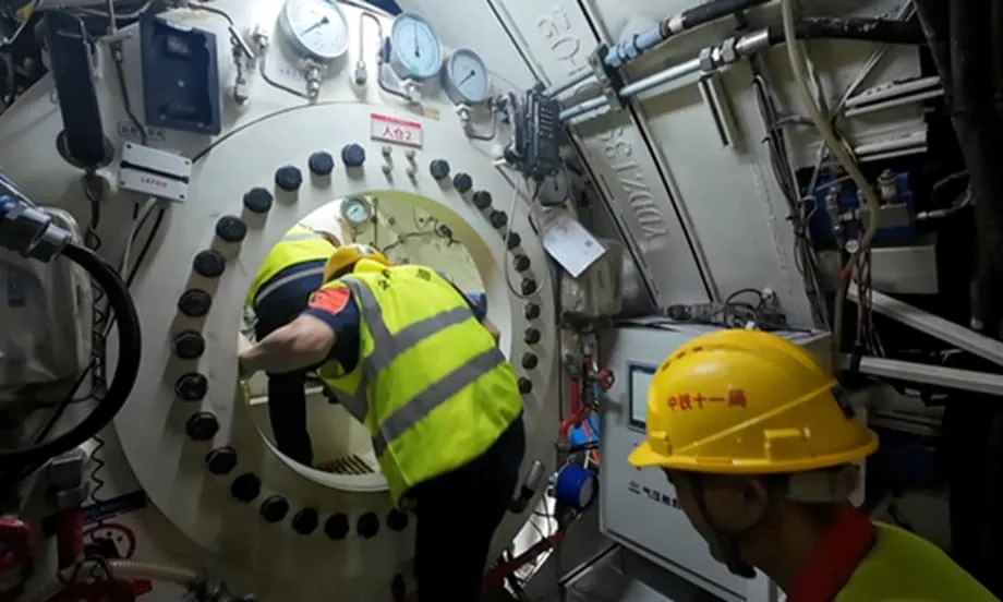 Các kỹ sư Trung Quốc triển khai hệ thống khí hỗn hợp ba thành phần đầu tiên cho đường hầm đường sắt dưới biển lập kỷ lục