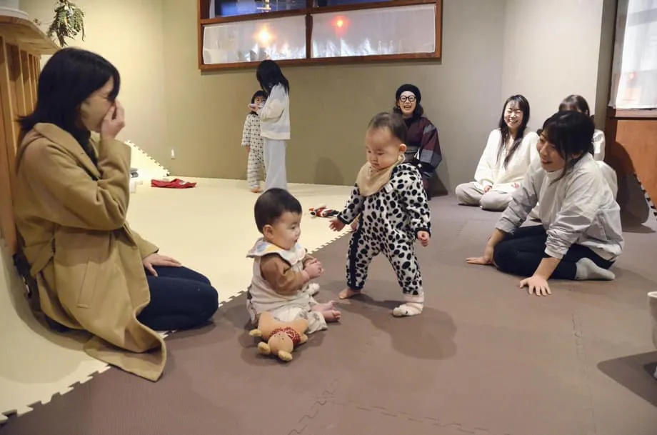 Các quán cà phê đêm muộn ở Nhật Bản trở thành chốn nương náu cho những bà mẹ kiệt sức giữa lúc tỷ lệ sinh xuống mức thấp kỷ lục