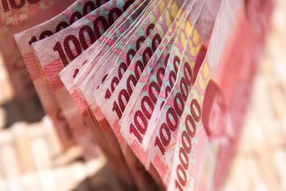Đồng rupiah Indonesia lao dốc xuống mức thấp chưa từng có khi bão tố dầu mỏ, chính trị và dòng vốn tháo chạy bủa vây nền kinh tế