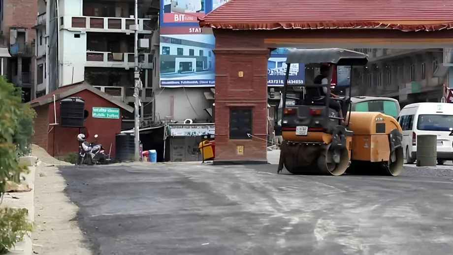 Nepal thử nghiệm đường nhựa pha plastic nhằm xử lý rác thải và ổ gà