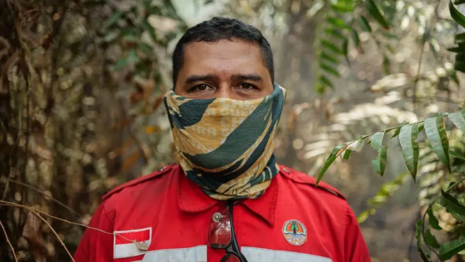 Tình nguyện viên chiến đấu với cháy rừng than bùn ở Indonesia khi lượng carbon tích tụ hàng nghìn năm biến thành màn khói độc
