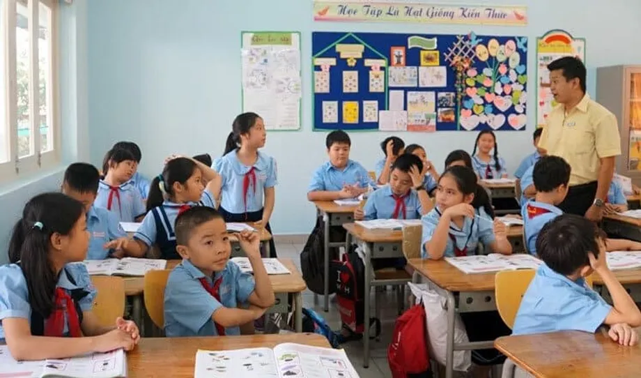 Lo ngại về việc bắt buộc học tiếng Anh từ lớp 1 tại Việt Nam