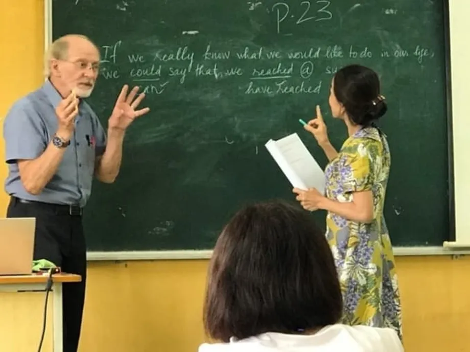 Nghịch lý tiếng Anh ở Việt Nam: Vì sao học nhiều năm vẫn chưa giao tiếp tốt và cách khắc phục