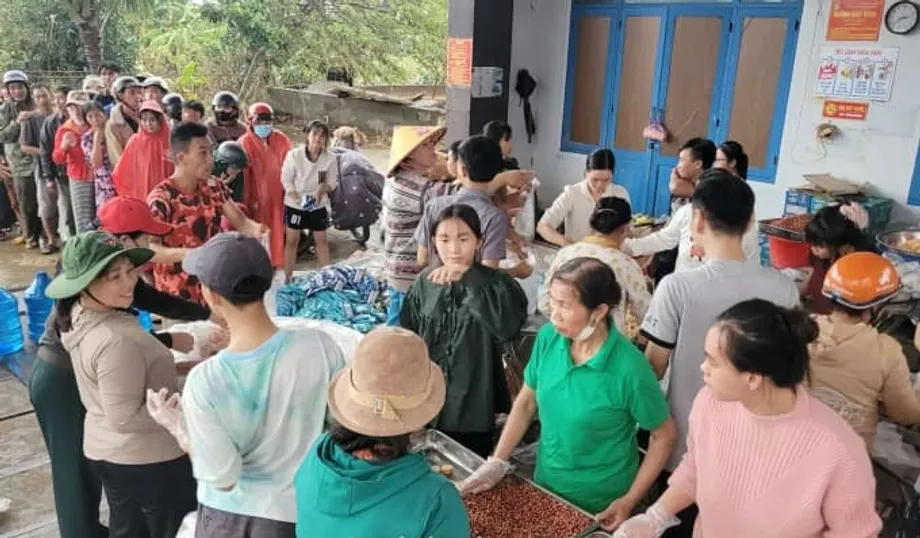 Các bếp ăn tình nguyện nấu hàng nghìn suất ăn giữa lũ lụt miền Trung Việt Nam