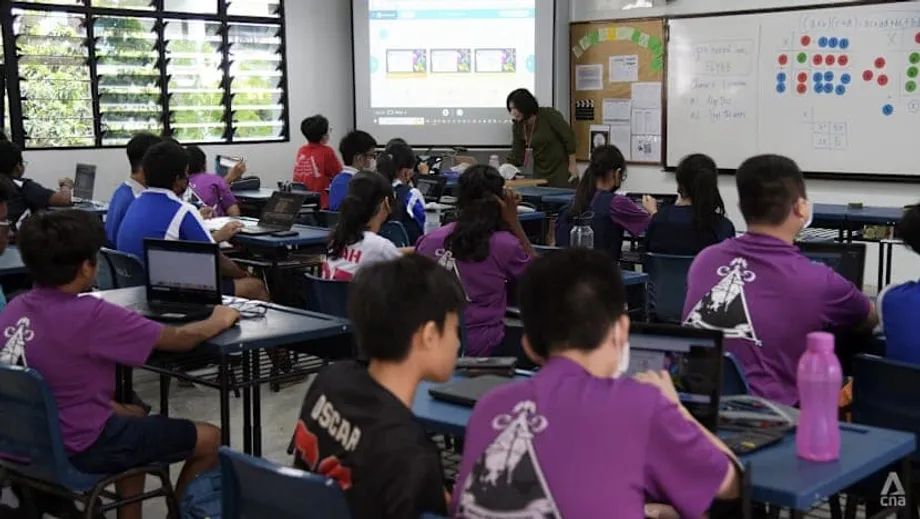 Các trường trung học Singapore siết chặt việc sử dụng điện thoại thông minh, phụ huynh và giáo viên phản ứng