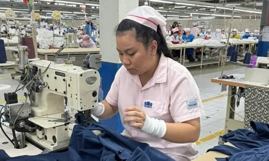 Mất việc và tương lai bất định: Công nhân may Việt Nam đối mặt với nhà máy đóng cửa trước Tết