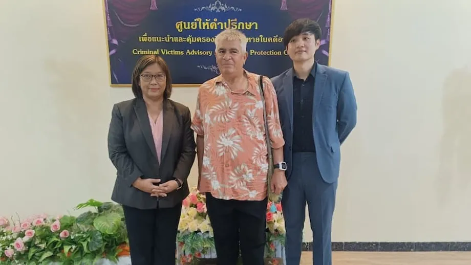 Tòa án Thái Lan minh oan cho nhà văn Australia sau khi Malaysia rút vụ kiện phỉ báng xuyên quốc gia