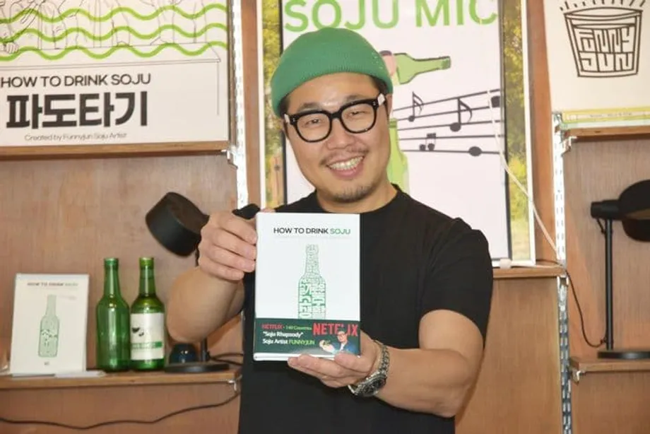 Nghệ sĩ soju Funnyjun đưa phép tắc uống rượu Hàn Quốc đến với độc giả toàn cầu