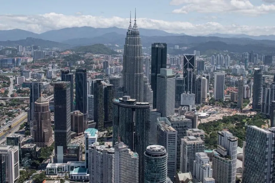 Malaysia tăng gấp đôi ngưỡng lương dành cho người nước ngoài, làm dấy lên lo ngại nhân tài rời đi