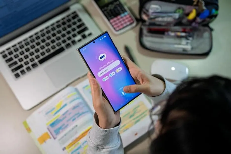 Học sinh trung học Seoul dành trung bình 10,8 giờ mỗi tuần trên YouTube giữa áp lực học tập khắc nghiệt
