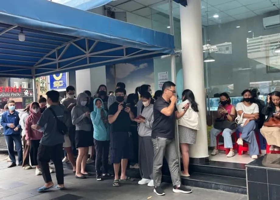 Người dân xếp hàng, giá lập kỷ lục, kệ hàng trống sau khi Việt Nam chấm dứt độc quyền vàng