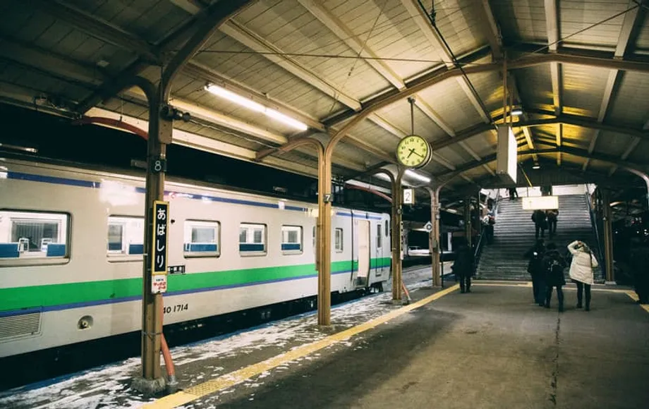 JR Hokkaido kỷ luật lái tàu bị phát hiện đọc sách trong lúc dừng theo lịch tại ga Otaru