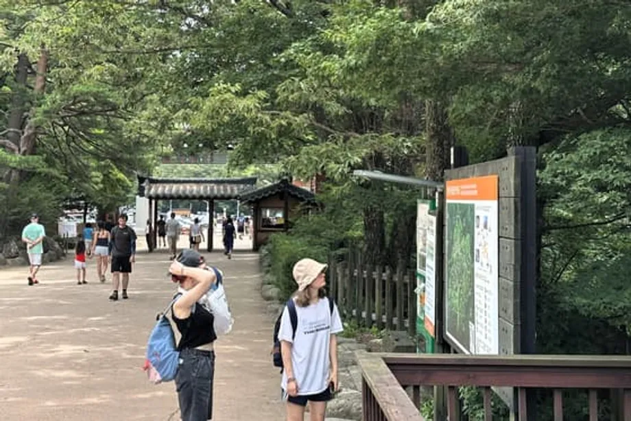 K-hiking thu hút du khách quốc tế đến với những đỉnh núi và cung đường đô thị của Hàn Quốc